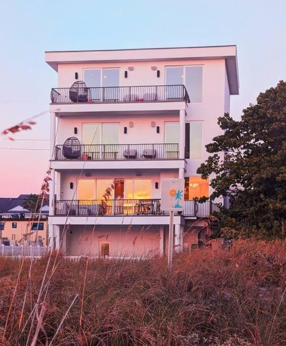 Beach One Style Meets The Shore Villa St. Pete Beach Exterior photo